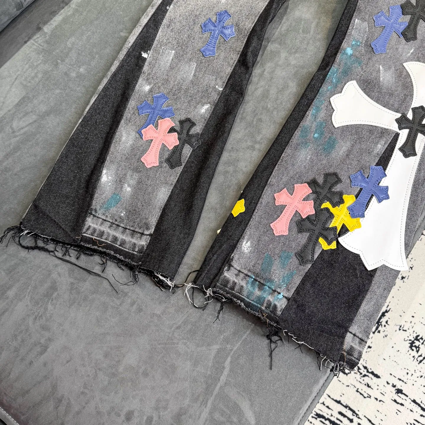 P340 top version GALLERY DEPT & Chrome hearts washed jeans with co-branded blue, yellow, black, white and multi-color stitching. Really restores the ultimate vintage texture. Three-dimensional version. Loose and comfortable, not picky about body shape. Makes taller and slimmer. Factory Seiko. Original factory quality control. Same style for men and women. Can be matched with couples. Versatile recommendation. Must-have jeans for all seasons. Fashionistas have been disappointed. From the quality selection of fabrics, the tailoring of details, and the matching of patterns, they are all impeccable! The upper body is so handsome when worn...it can be easily worn by men, women and children! The craftsmanship is made of heavy-duty washed pure cotton denim fabric. After washing, it is soft and thick and looks very stylish when worn. Color: black Size: 28 30 32 34 36